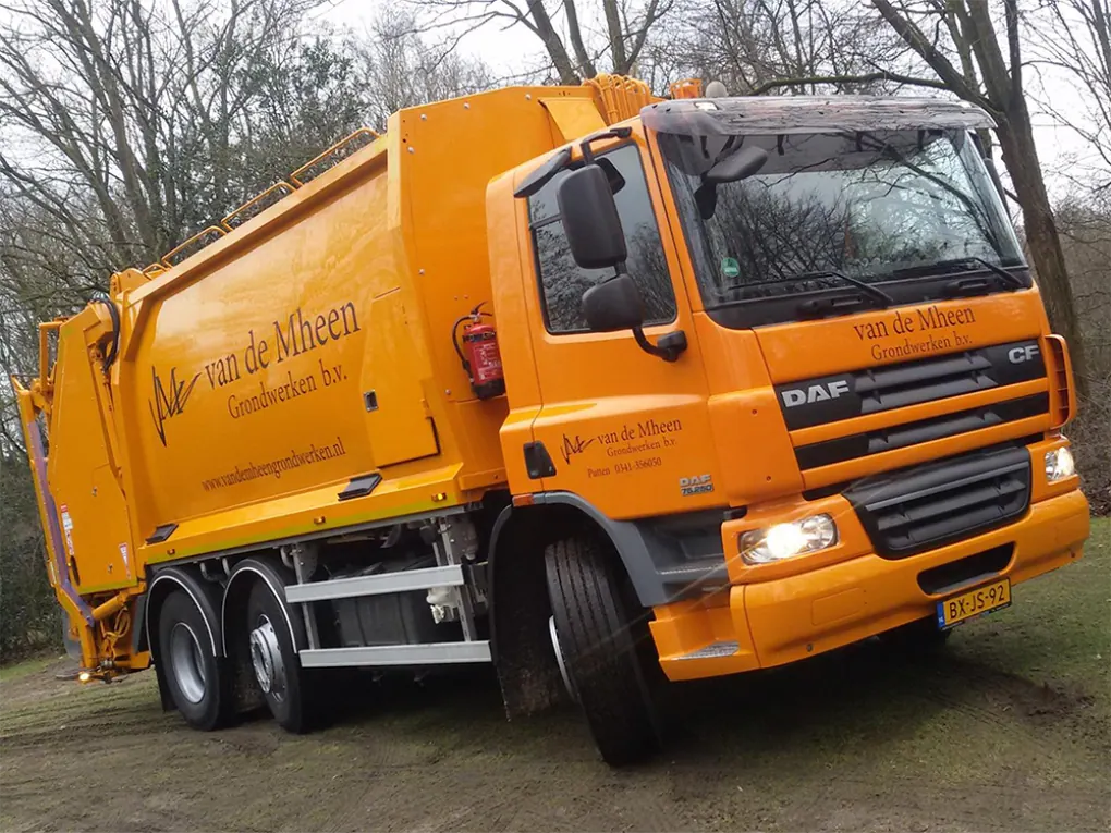 Oprijklep machine-transportwagen voorzien van zwaarlastroosters