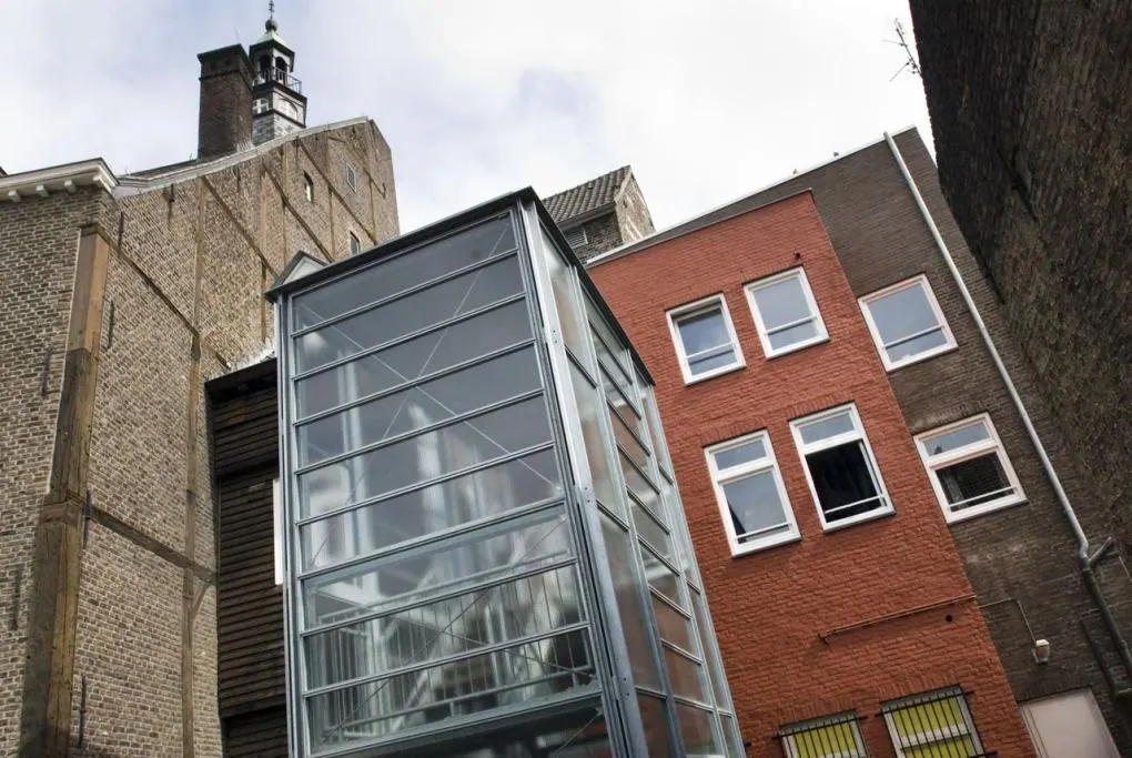 Boven de etalage ligt een woonopgave – en een kans