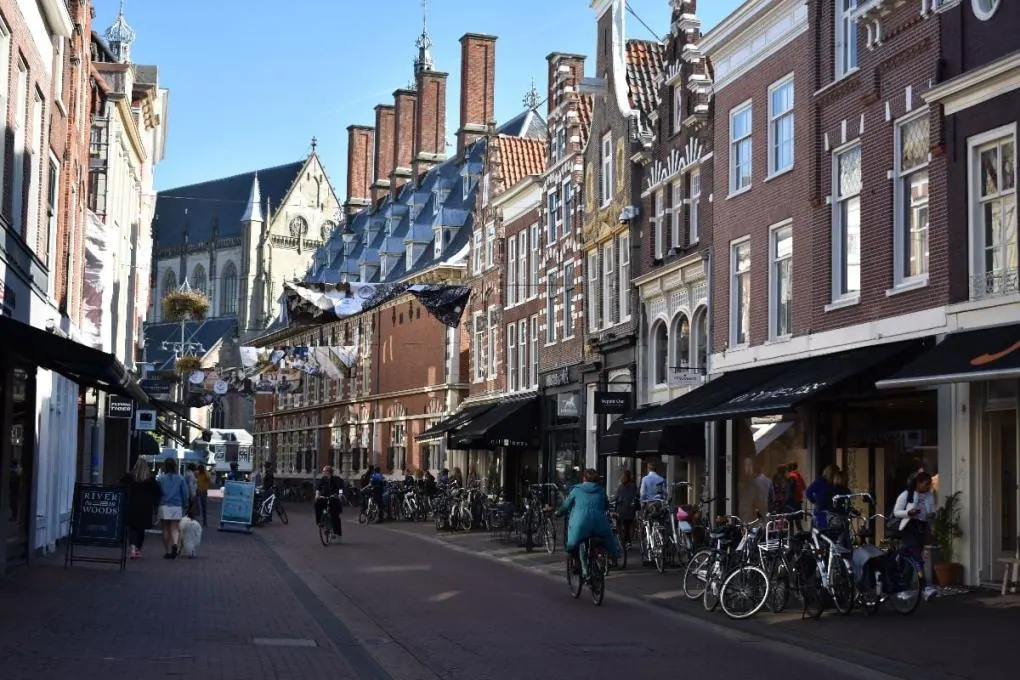 Boven de etalage ligt een woonopgave – en een kans