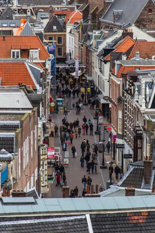Boven de etalage ligt een woonopgave – en een kans