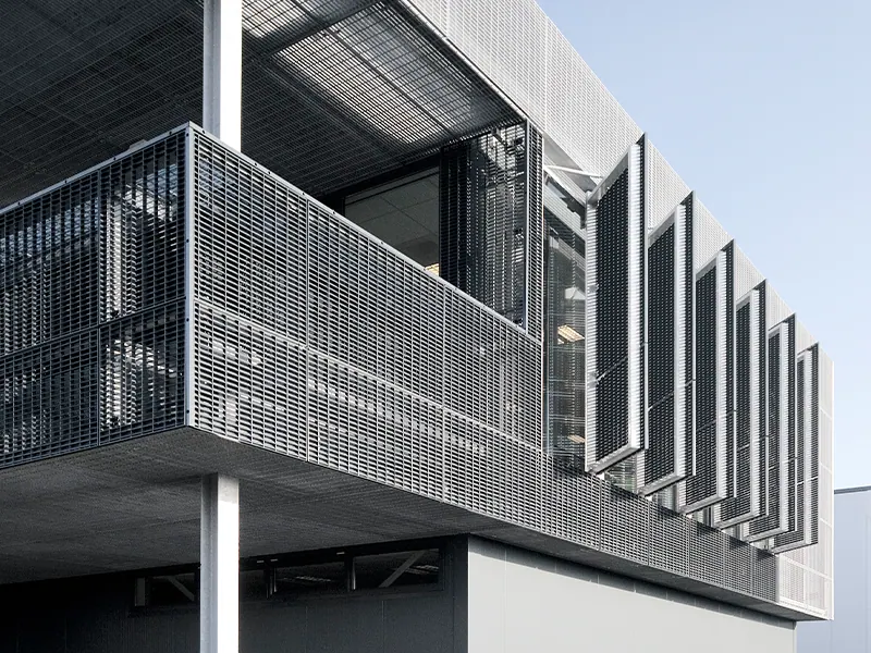Metalen gevelroosters als passieve zonwering: slim ontwerpen voor een koeler en duurzamer gebouw