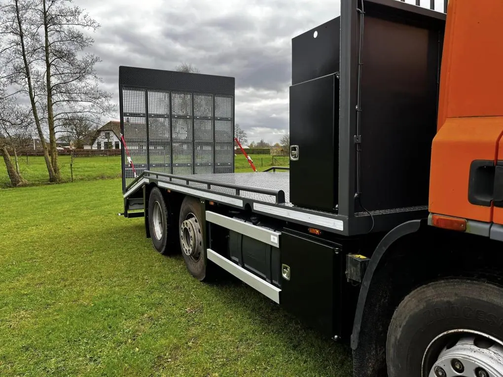Oprijklep machine-transportwagen voorzien van zwaarlastroosters