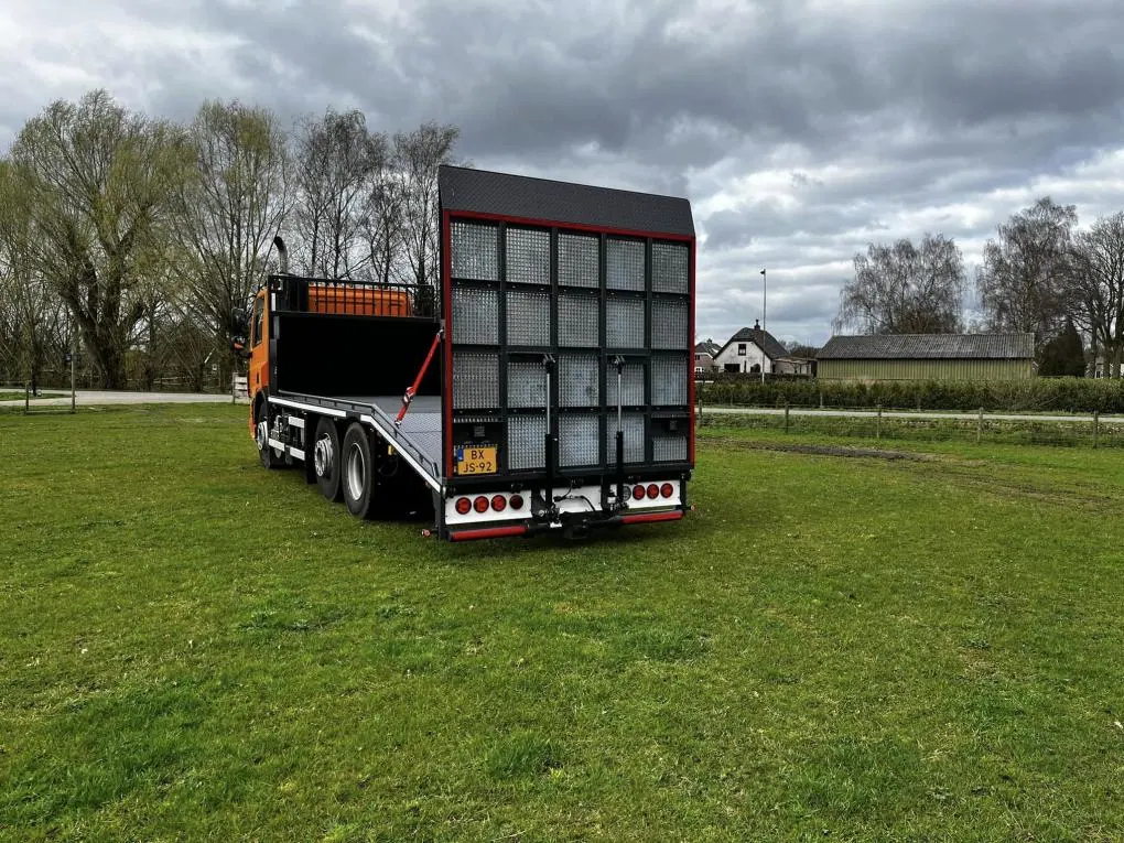 Oprijklep machine-transportwagen voorzien van zwaarlastroosters