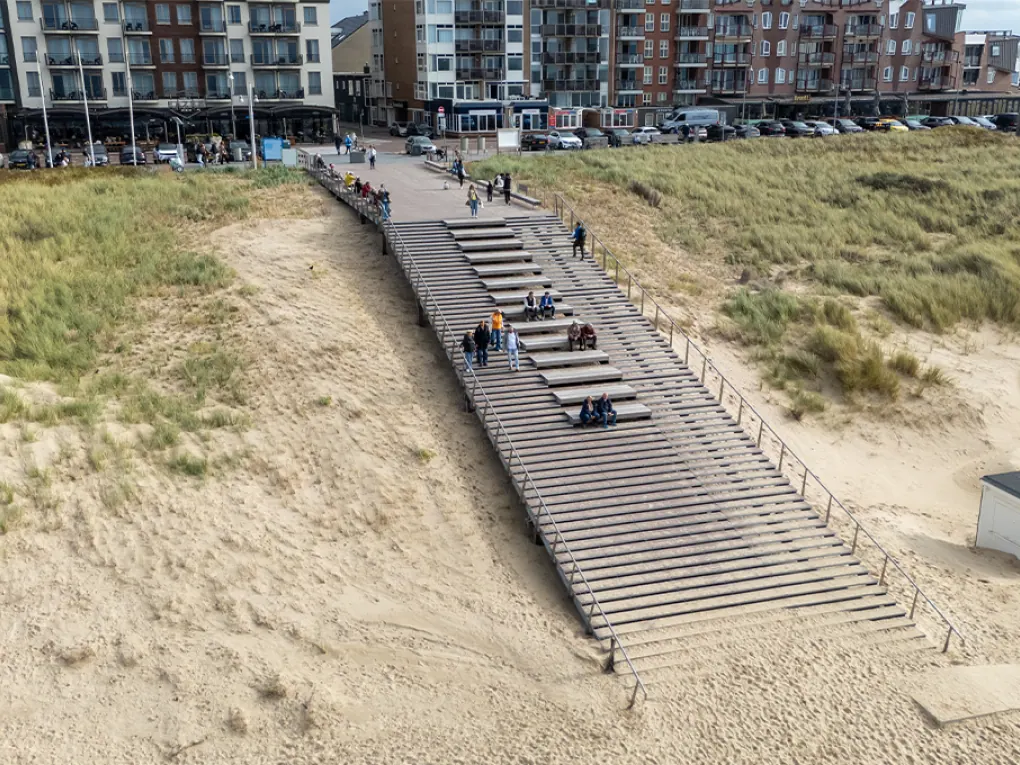 JettyDeck trap naar strand in Egmond aan Zee