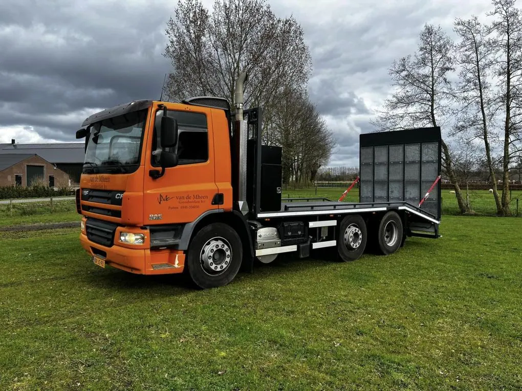Oprijklep machine-transportwagen voorzien van zwaarlastroosters