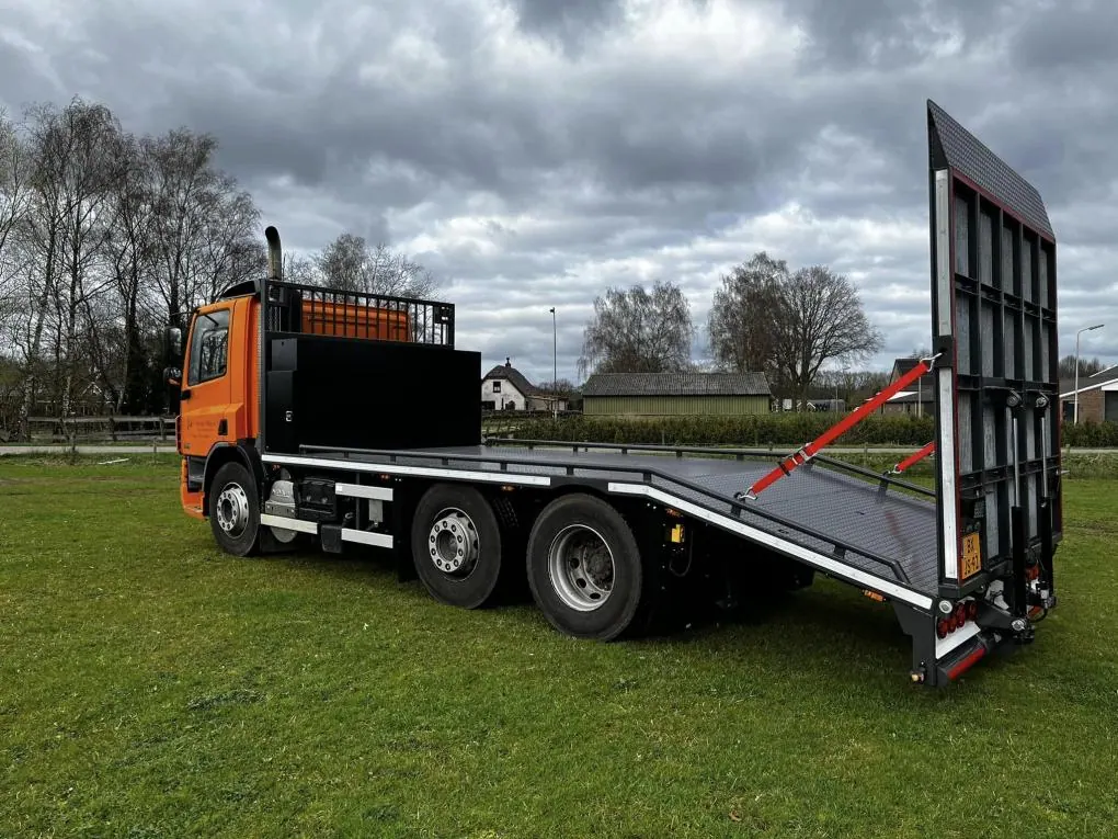 Oprijklep machine-transportwagen voorzien van zwaarlastroosters
