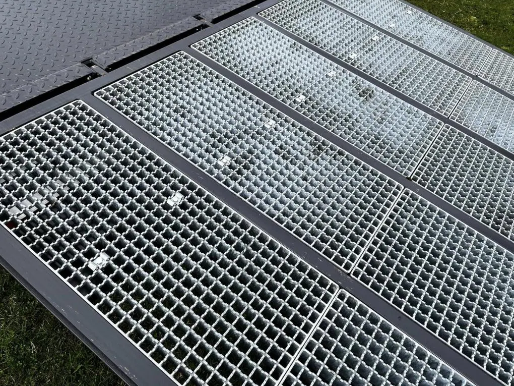 Oprijklep machine-transportwagen voorzien van zwaarlastroosters