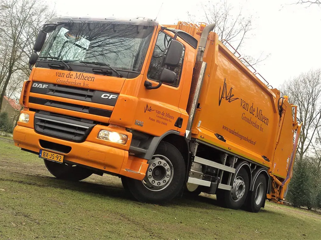 Oprijklep machine-transportwagen voorzien van zwaarlastroosters