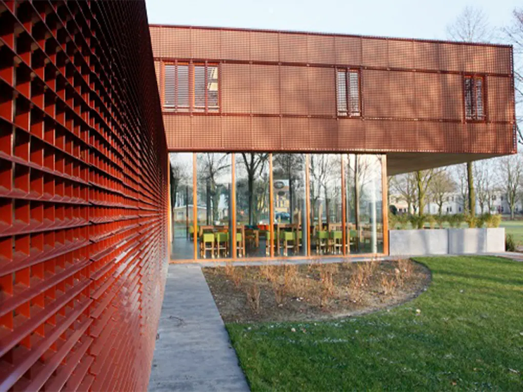 Metalen gevelroosters als passieve zonwering: slim ontwerpen voor een koeler en duurzamer gebouw