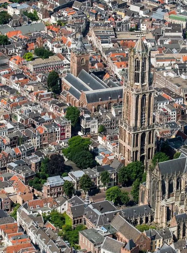 Boven de etalage ligt een woonopgave – en een kans